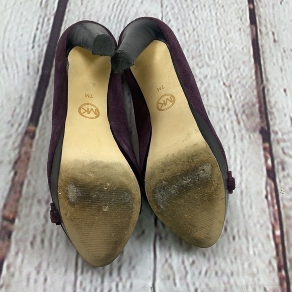UEC Micheal Kors  w/ gold MK taupe suede heels 7 - Picture 5 of 8